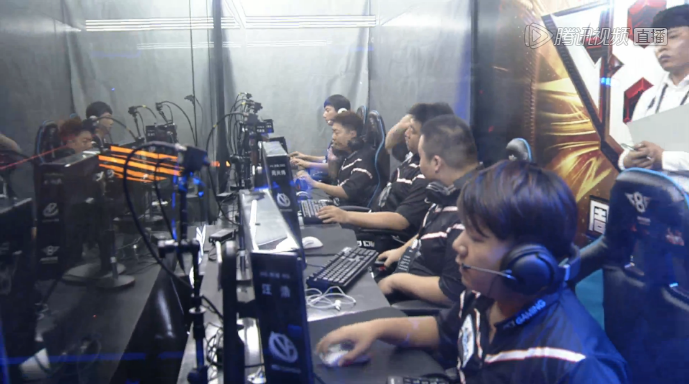 还没调整吗？ Top Esports 排名情况： Kanavi 对 jungle Noxus 情有独钟，mid、jungle 和 support 都在红色区域