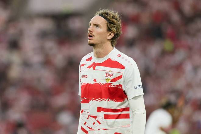 Xiaohu 的Sylas不断送出免费通行证，但 Light 的Jinx成功覆盖了下路， Weibo Gaming 横扫 Oh My God 。