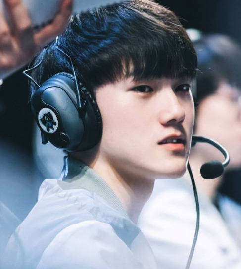 独家采访 Bilibili Gaming 的训练总监袁希： knight 、 Elk 和 bin 的合同续签进展非常顺利